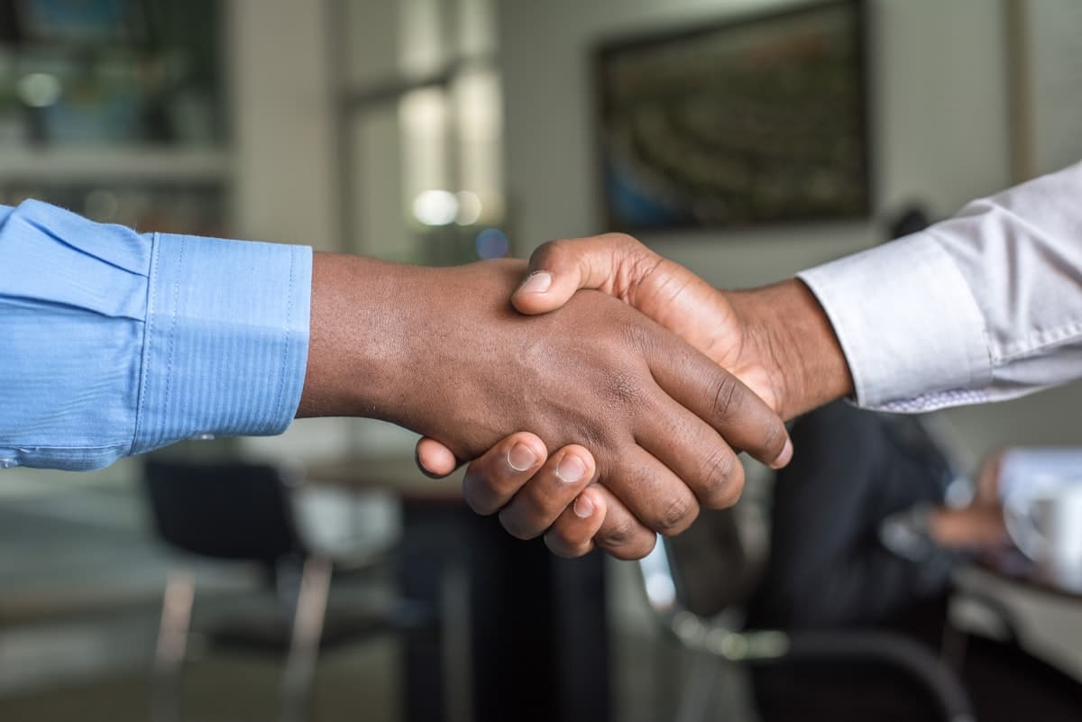 Operator and advisor concluding funding agreement